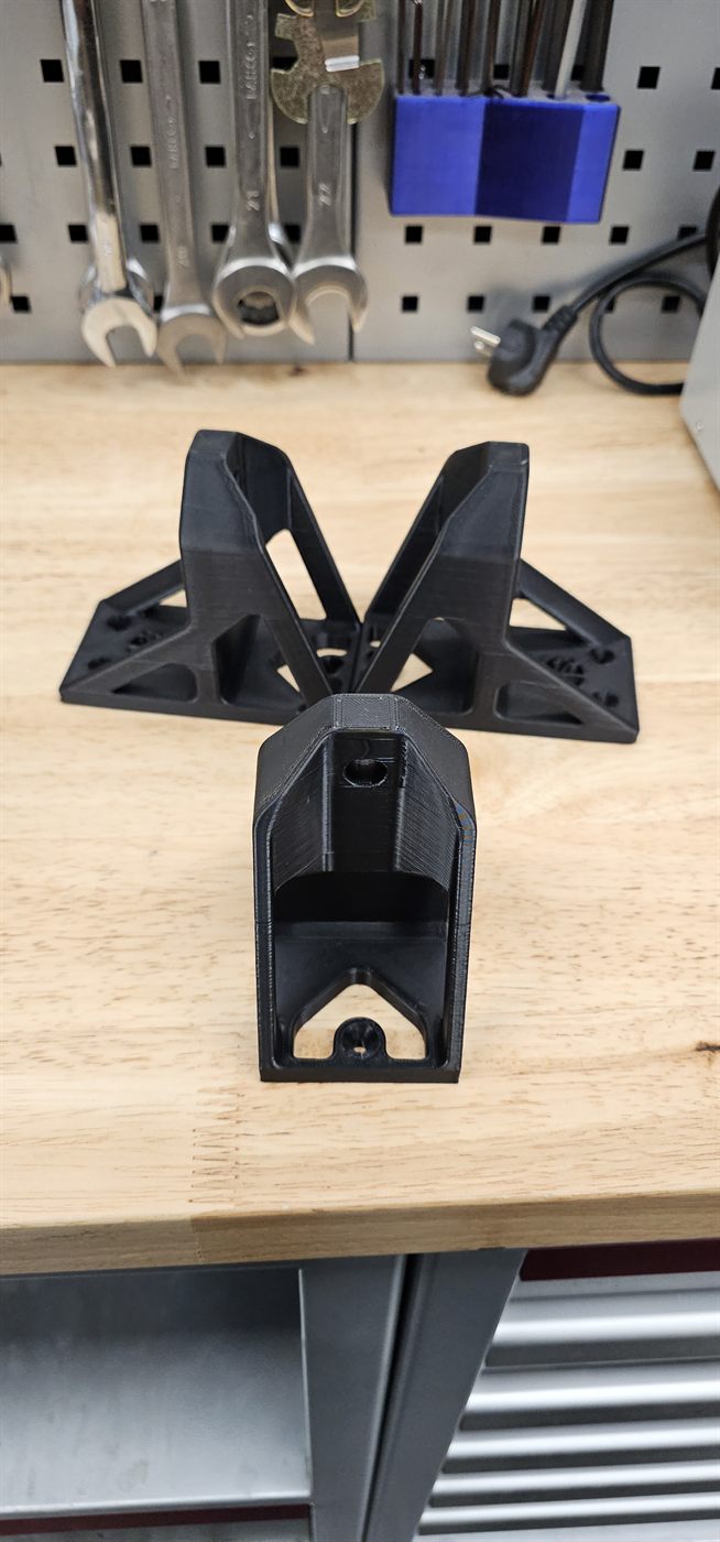 Printed brackets with ribbed reinforcement, ready for use